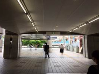 新浦安駅「正面口」を出て右側に進みます