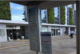 ＪＲ京葉線、新浦安駅南口を降りて、ロータリーへ。バス乗り場“Ｄ”⑪番系統のバスに乗車。