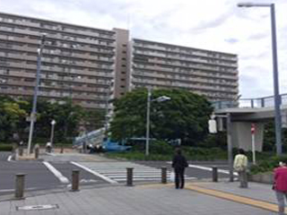 直進をすると横断歩道が見えますので、渡っていただき、右折します